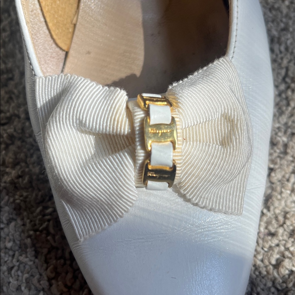 Vintage Salvatore Ferragamo White Bow Pumps with Gold Accent - Picture 11 of 16